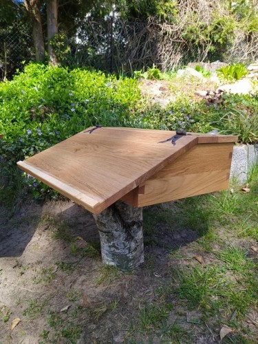 Ręcznie wykonany drewniany pulpit pisarski inspirowany historycznymi stanowiskami skrybów, stabilna i solidna konstrukcja z litego drewna, idealna do rekonstrukcji, pracy piśmienniczej, ekspozycji muzealnych i aranżacji w dawnym stylu